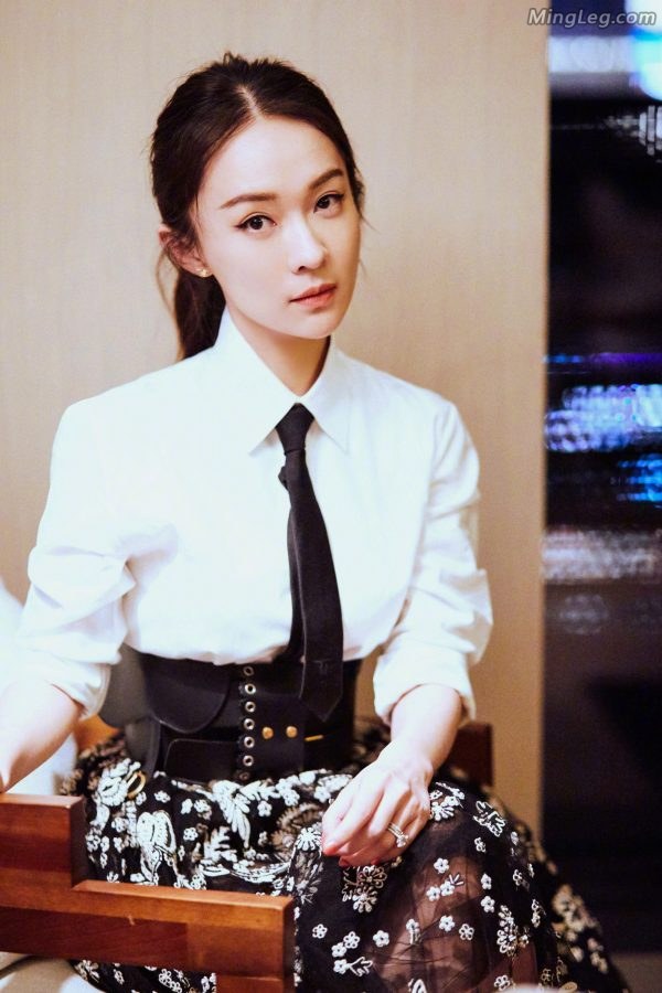 Huo Siyan's elegant photo wearing high heels and crossed legs(6/7)