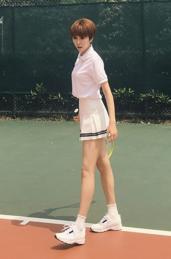 清新的短发美腿女孩姜妍打网球(1/9)