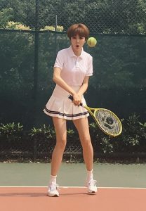 清新的短发美腿女孩姜妍打网球