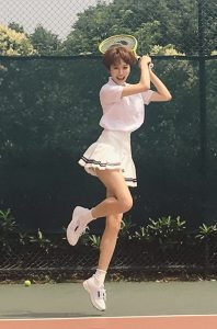 清新的短发美腿女孩姜妍打网球