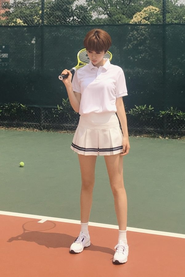 清新的短发美腿女孩姜妍打网球(9/9)