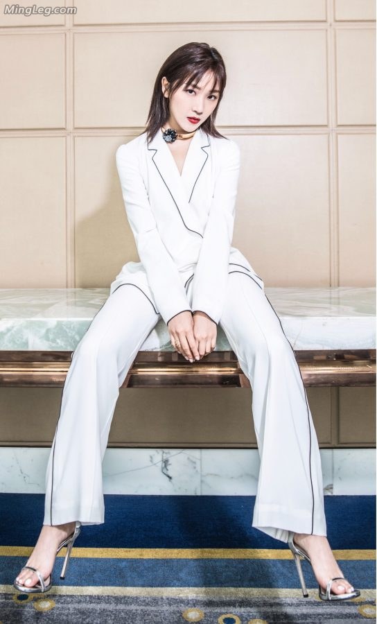 菅纫姿脚穿亮银色Stuart Weitzman高跟鞋(1/9)