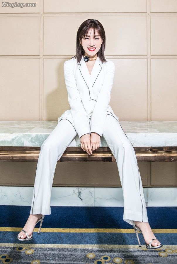 菅纫姿脚穿亮银色Stuart Weitzman高跟鞋(2/9)