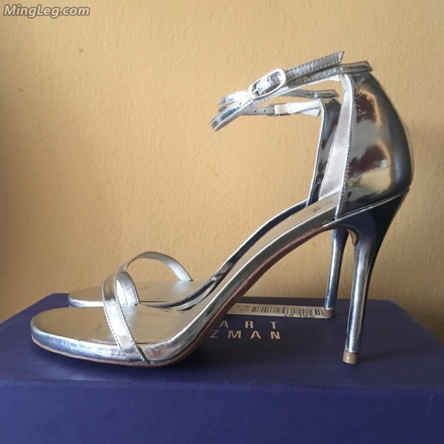 菅纫姿脚穿亮银色Stuart Weitzman高跟鞋(7/9)