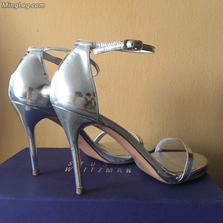 菅纫姿脚穿亮银色Stuart Weitzman高跟鞋(8/9)