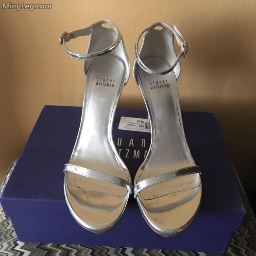 菅纫姿脚穿亮银色Stuart Weitzman高跟鞋(9/9)