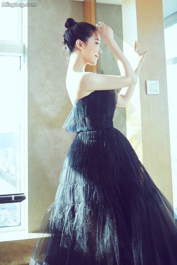 菅纫姿黑纱长裙写真美足高跟美背光滑剔透(2/6)