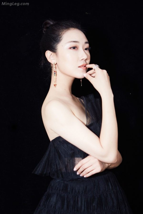 菅纫姿黑纱长裙写真美足高跟美背光滑剔透(4/6)