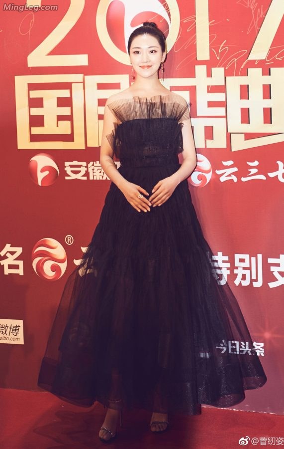 菅纫姿黑纱长裙写真美足高跟美背光滑剔透(6/6)