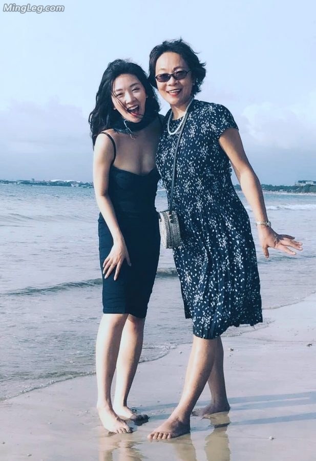 菅纫姿在海边和妈妈一起玩耍(2/6)