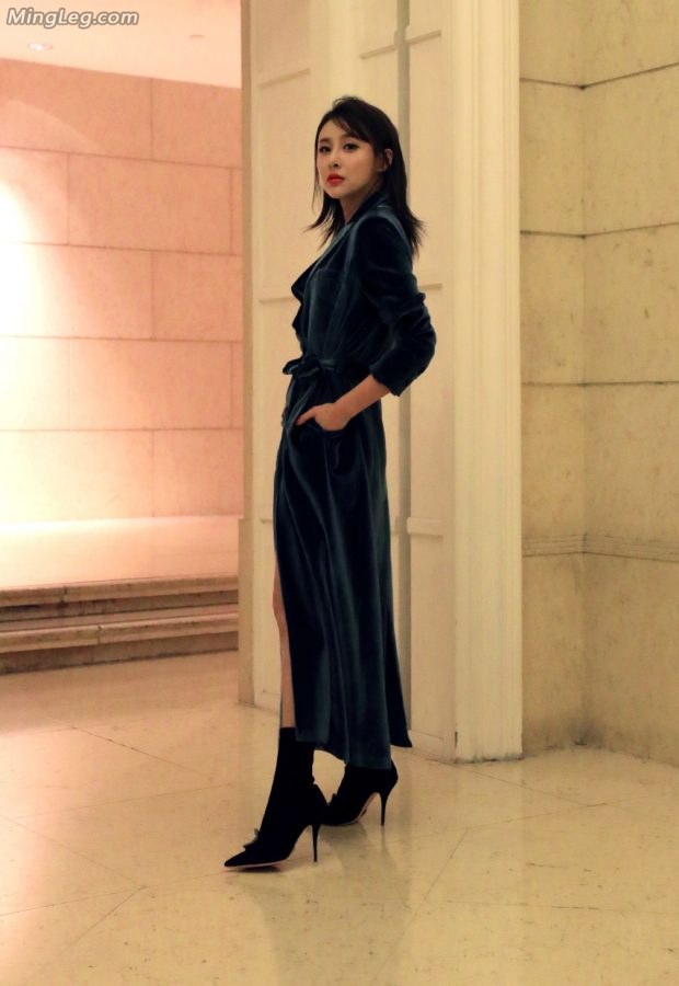 贾清长裙短靴蕾丝内衣很有女人味(3/6)
