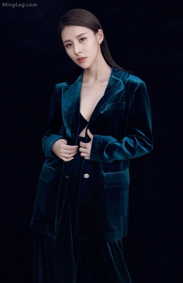 Jia Qing took off her shirt in front of you to reveal her black underwear(1/5)