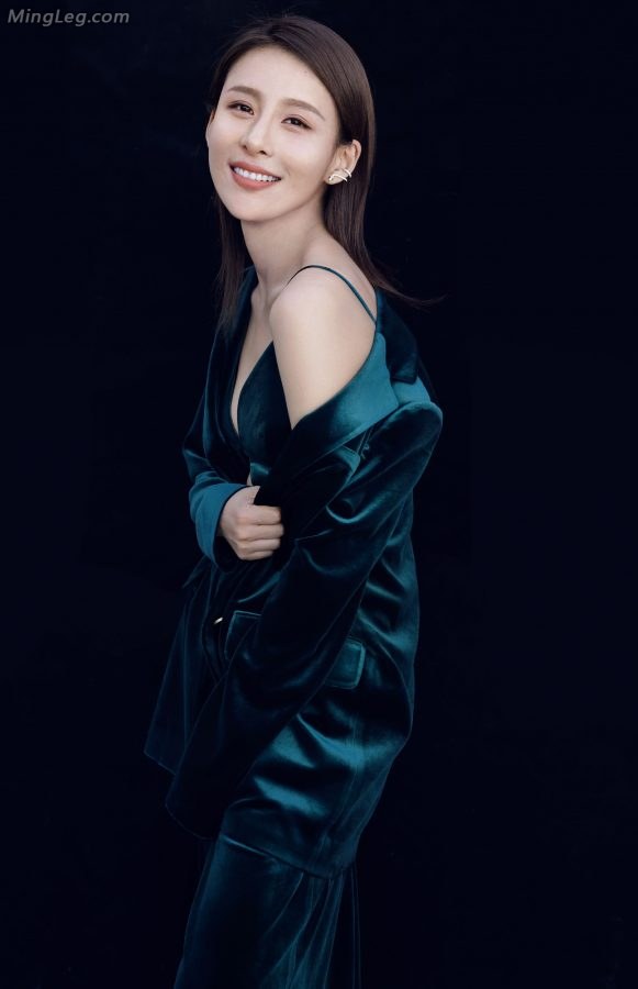 Jia Qing took off her shirt in front of you to reveal her black underwear(2/5)