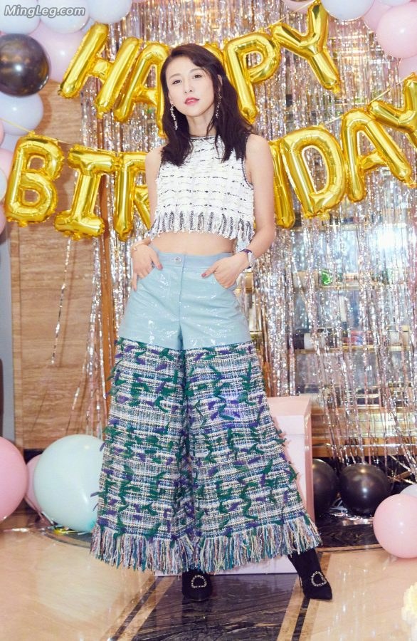 贾清生日Party秀靴子鞋底(5/5)