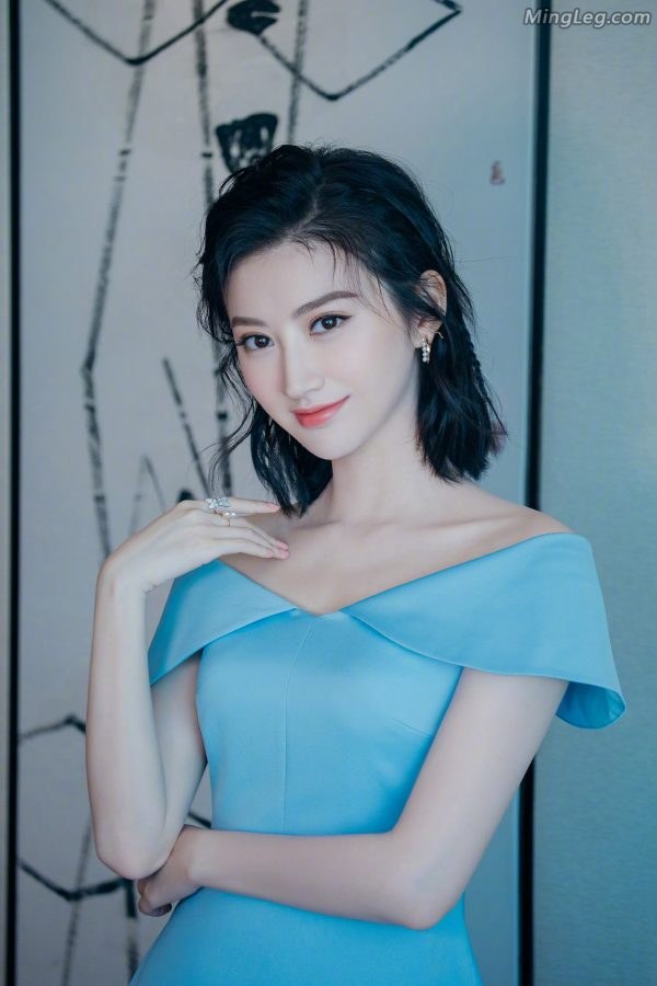 景甜身着水湖蓝色短裙配玉腿美足(15/15)