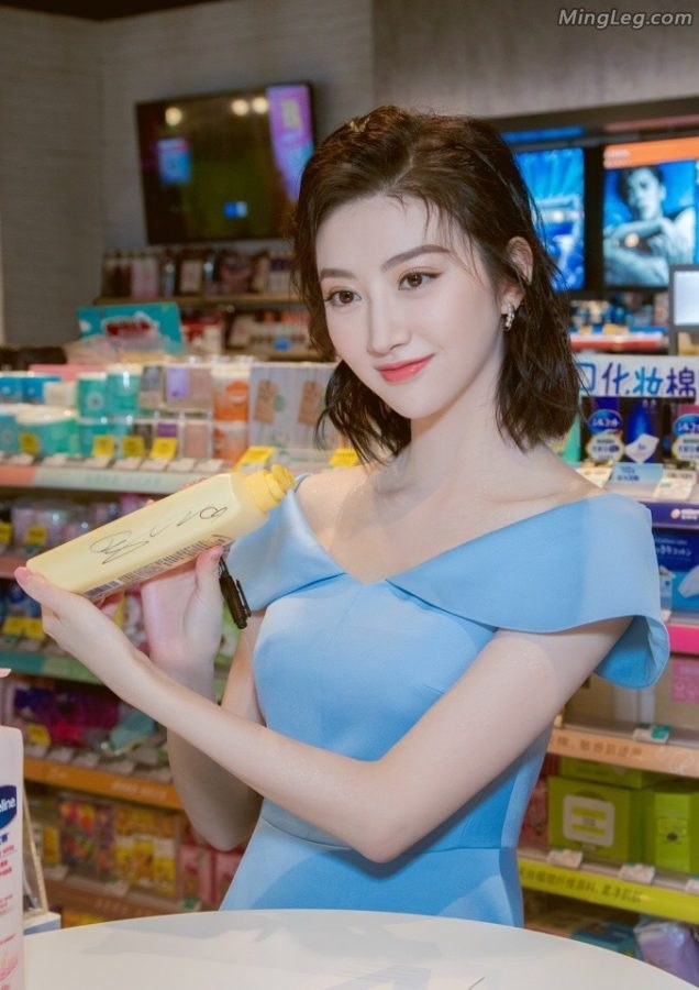 Jing Tian is wearing a lake blue short skirt with beautiful legs and feet(8/15)