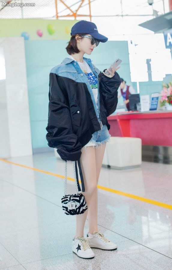景甜机场简约衣着出行两条漂亮美腿笔直白皙(4/7)