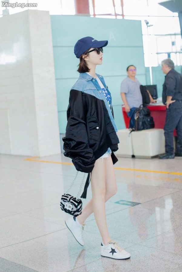 Jingtian travels in simple clothes at the airport with two beautiful straight and fair legs(5/7)