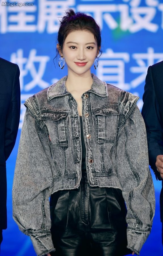 景甜笑容甜美想亲手测试她玉腿光滑程度(3/7)