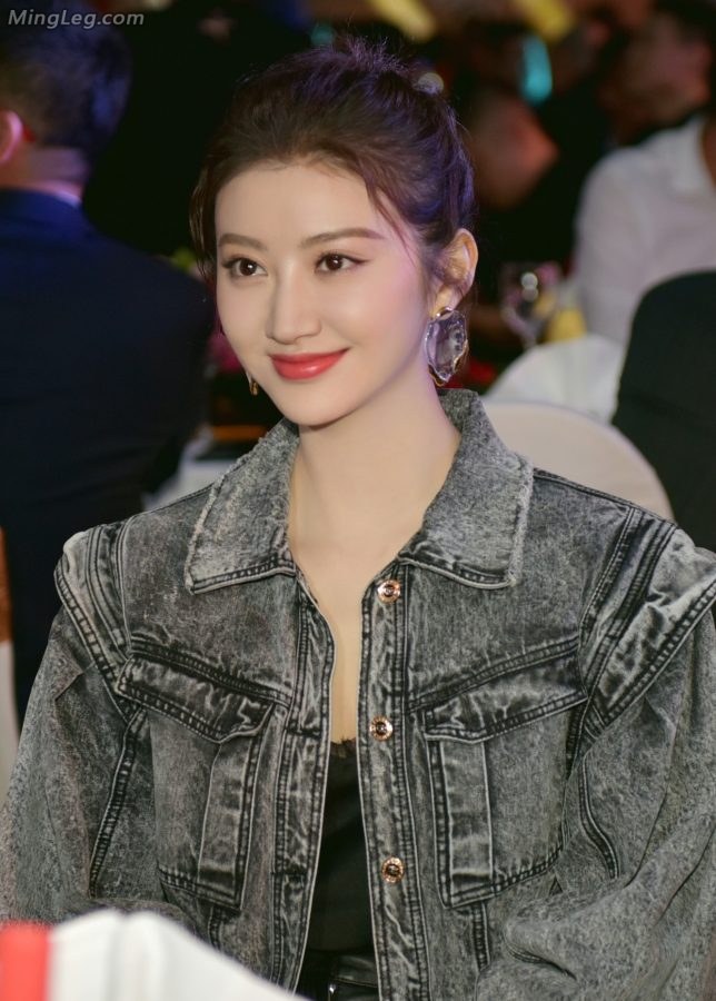 景甜笑容甜美想亲手测试她玉腿光滑程度(5/7)