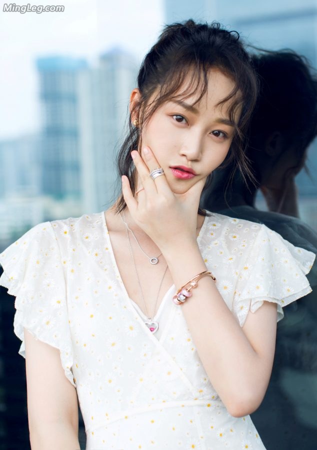 清纯妹子蓝盈莹性感凉高跟玉足拍写真(4/7)