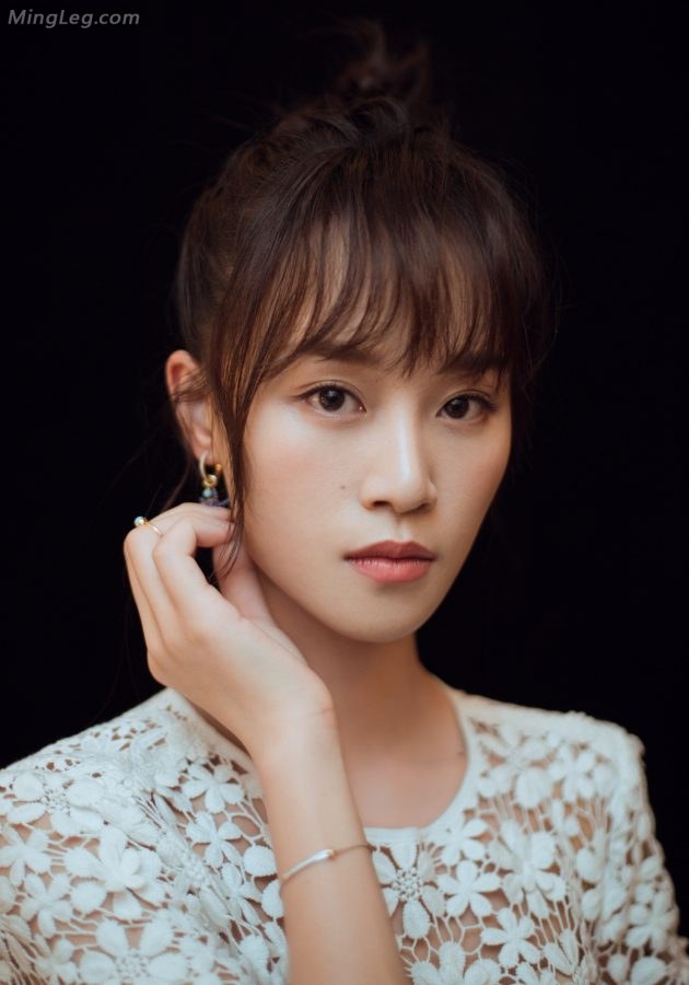 蓝妹妹蓝盈莹碎花裙清新雅致蓝高跟鞋玉足白皙(4/9)