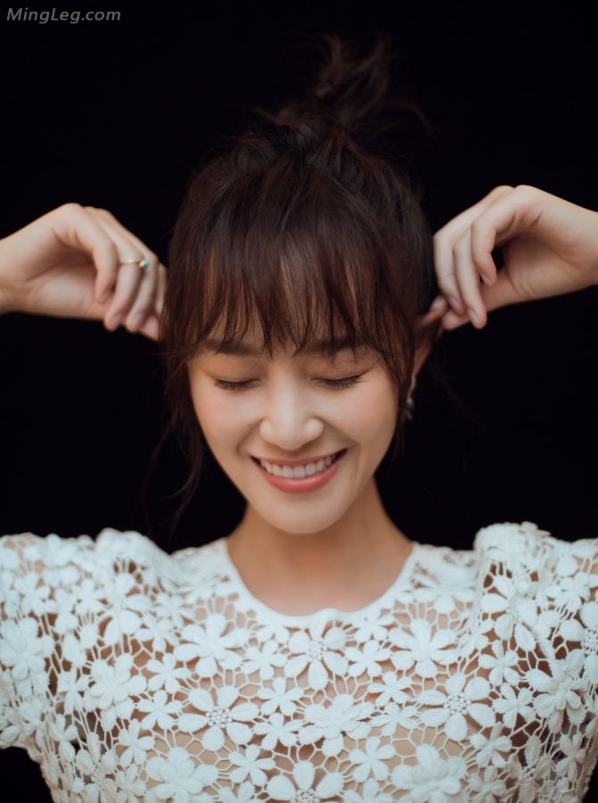 蓝妹妹蓝盈莹碎花裙清新雅致蓝高跟鞋玉足白皙(6/9)