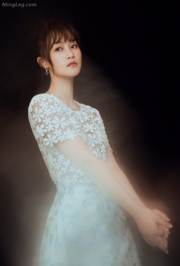 Smurf Sister Lan Yingying's floral dress is fresh and elegant with blue high heels and fair feet(9/9)