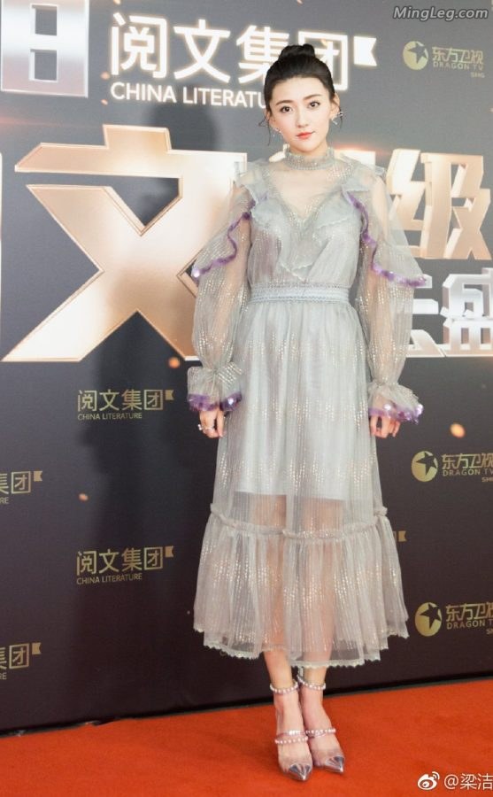 梁洁身穿飘逸的纱裙仙气很足了(1/9)