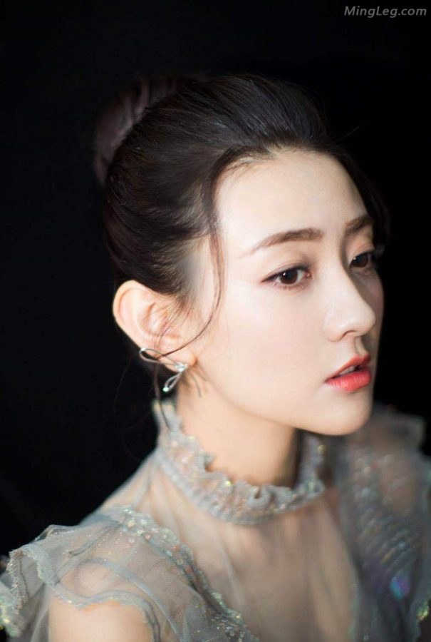 梁洁身穿飘逸的纱裙仙气很足了(6/9)