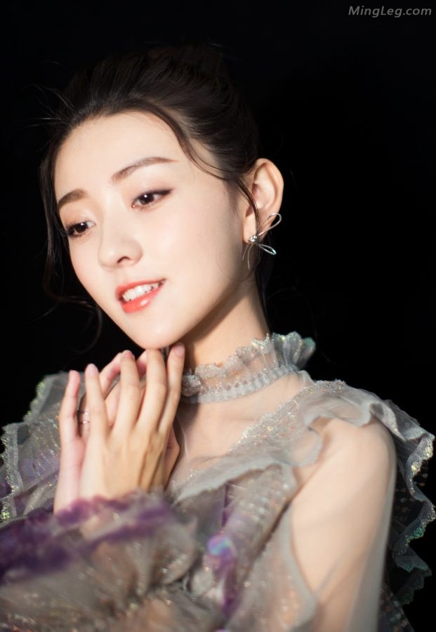 梁洁身穿飘逸的纱裙仙气很足了(8/9)