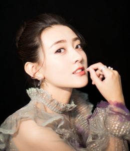 梁洁身穿飘逸的纱裙仙气很足了
