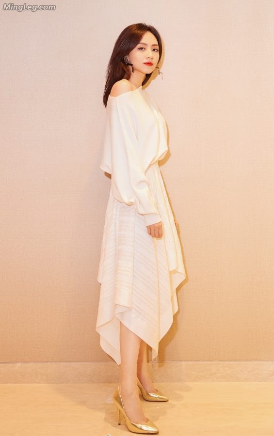 Talented singer Liu Xijun looks like a fairy in a white dress and high heels(1/9)