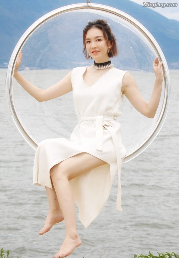 吕佳容光着脚丫子在大理洱海边等你(1/8)