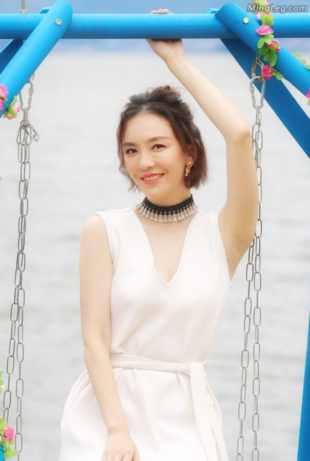 吕佳容光着脚丫子在大理洱海边等你(4/8)