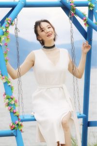 吕佳容光着脚丫子在大理洱海边等你