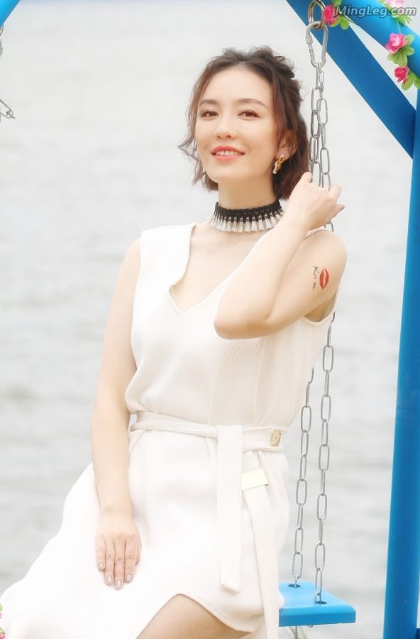 吕佳容光着脚丫子在大理洱海边等你(6/8)