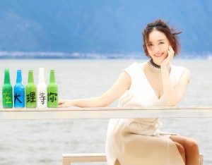 吕佳容光着脚丫子在大理洱海边等你