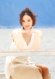 吕佳容光着脚丫子在大理洱海边等你