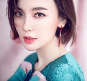 吕佳容凉高跟美足目光温柔迷人