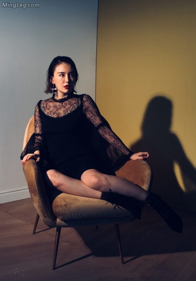 吕佳容慵懒的暗夜女王(2/4)