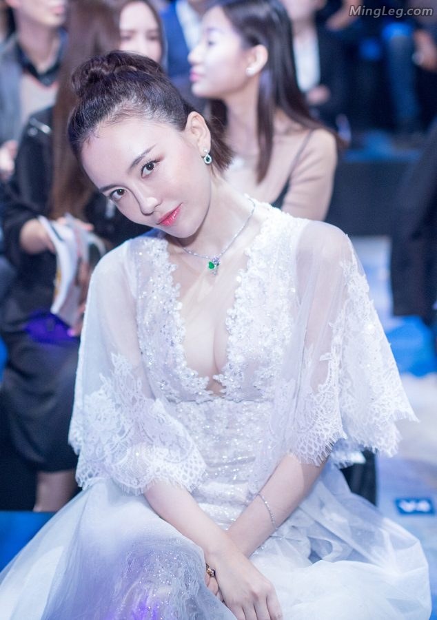 Lv Jiarong is deeply attracted to this white boy with good breasts(1/9)