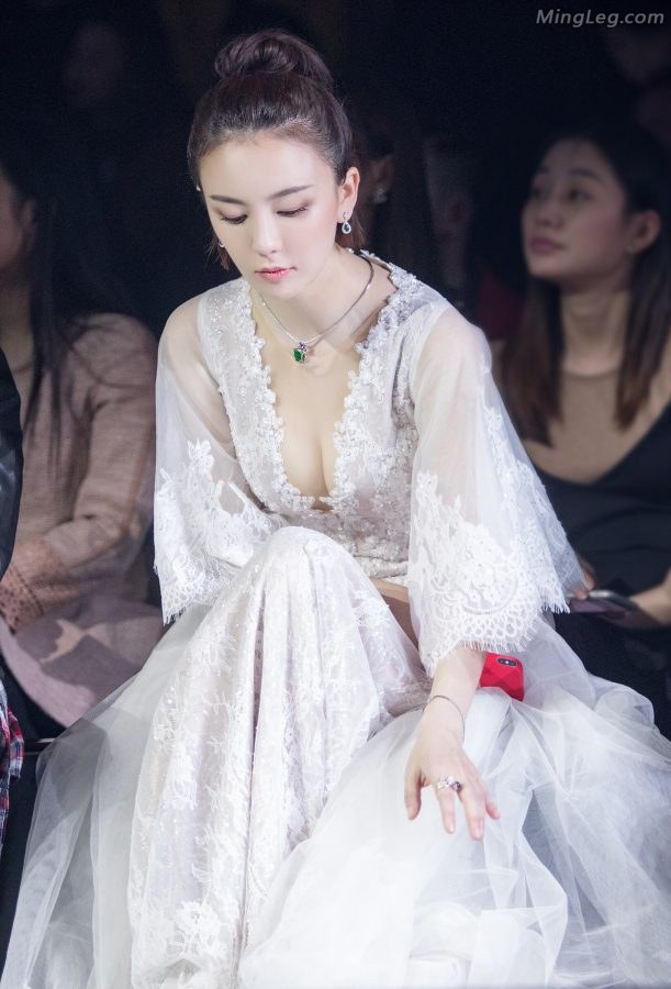 吕佳容深深的吸引这白子好奶(4/9)