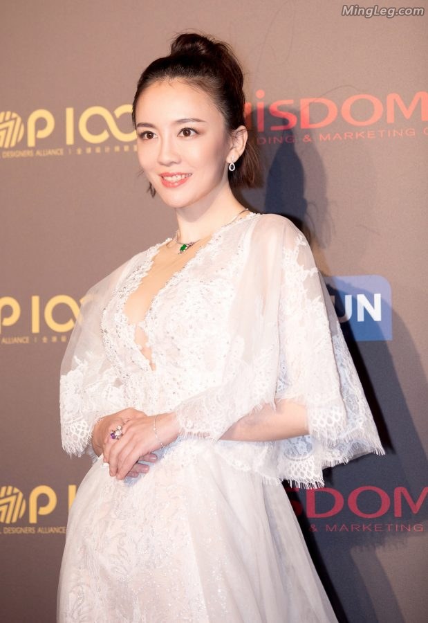 吕佳容深深的吸引这白子好奶(6/9)