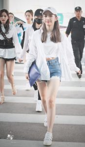吴宣仪和孟美岐好姐妹穿短裤露美腿外出