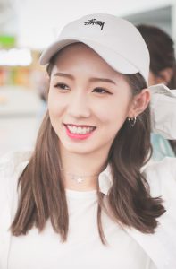 吴宣仪和孟美岐好姐妹穿短裤露美腿外出