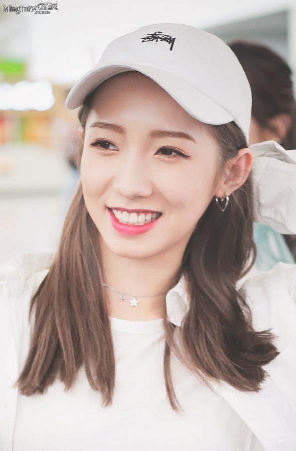 吴宣仪和孟美岐好姐妹穿短裤露美腿外出(12/14)