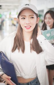吴宣仪和孟美岐好姐妹穿短裤露美腿外出
