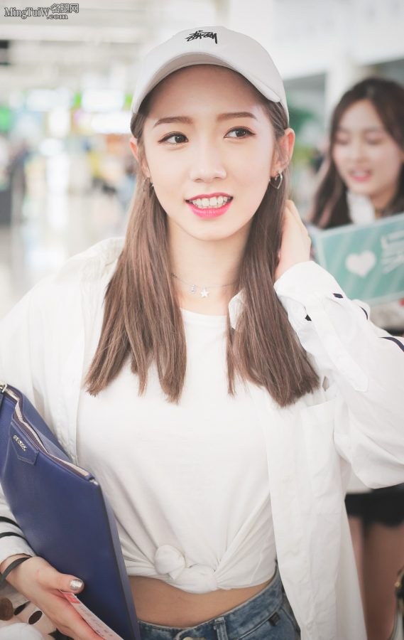 吴宣仪和孟美岐好姐妹穿短裤露美腿外出(14/14)