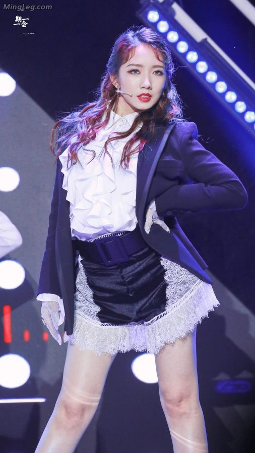 Wu Xuanyi and Meng Meiqi showed off their beautiful legs at the Shanghai fan meeting(6/23)
